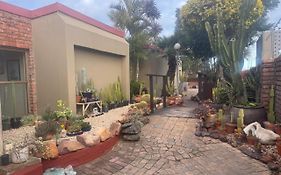 A La Martha'S Air-Port Guest House